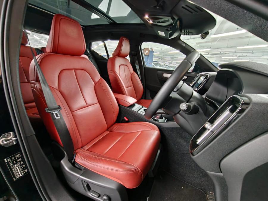 XC40 T4 MOMENTUM - Image 4